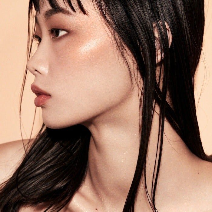 A model wearing the Diamond Bomb in the Platinum Sparkle shade