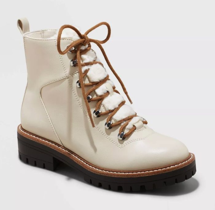 Trendy ankle boots with a chunky sole and lace-up detailing