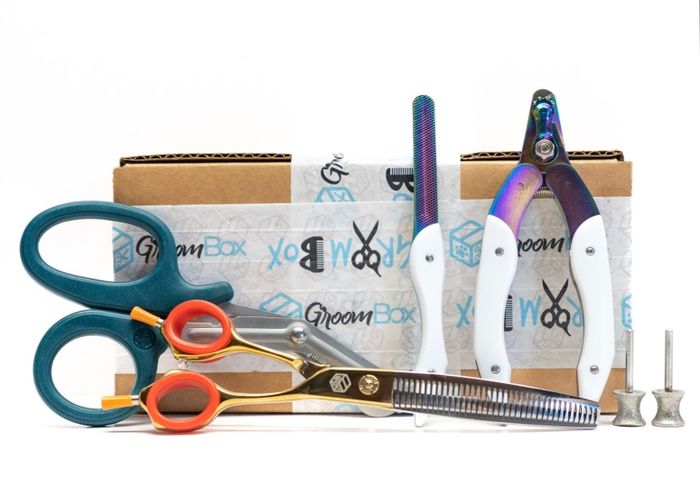 The shears and grooming tools included in the box