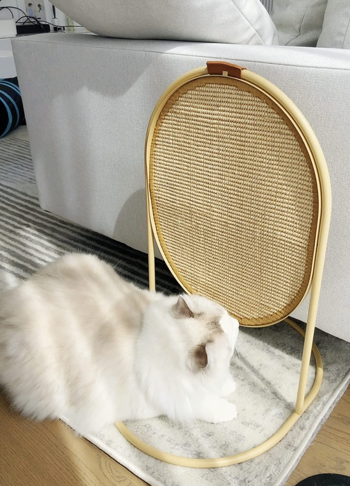 The scratching pad is shown in its post-mode, ready for some claw action