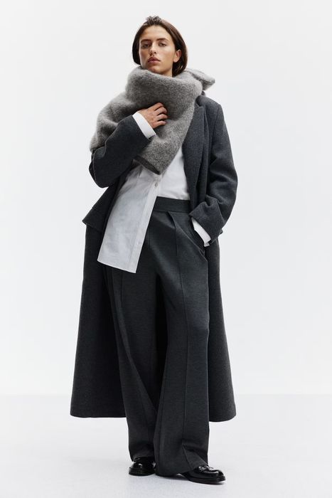 Model rocking the dark grey high-waist pants.