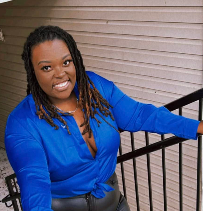 A reviewer wears the shirt, tied in blue, adding a stylish twist to the look.
