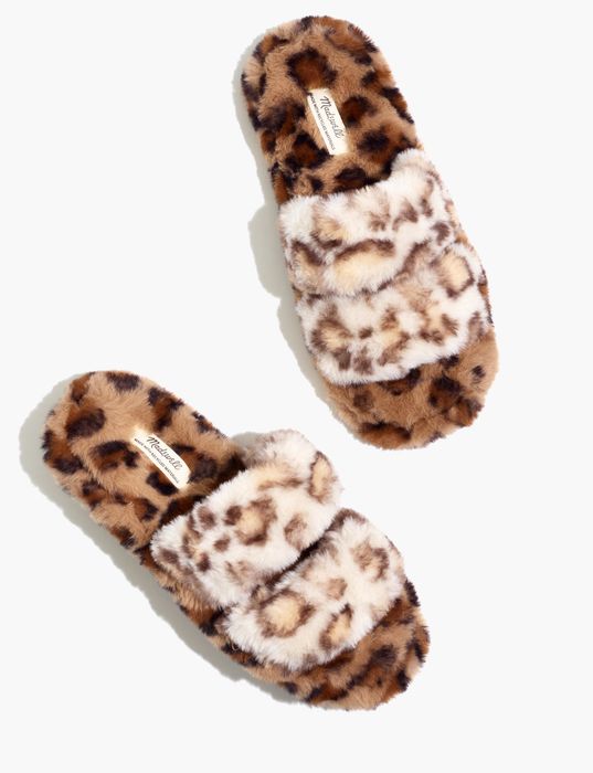 The leopard print two-strap slippers