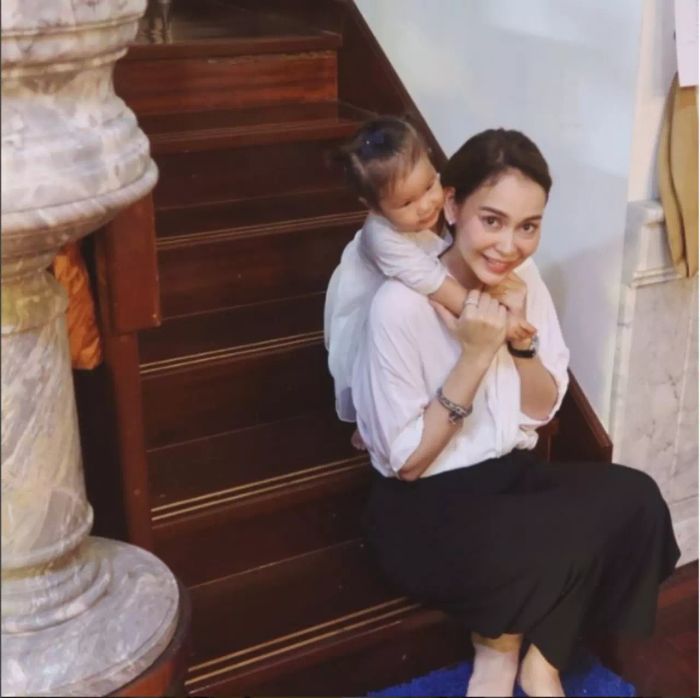 ครอบครัวแฮปปี้! มาชมช่วงเวลาผ่อนคลายของ ‘แม่นัท’ ที่ใช้เวลาสบายๆ กับน้องฟ้าโปรดและพ่ออั้ม