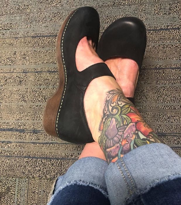 A reviewer wearing the clogs in black.
