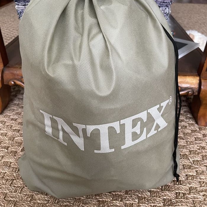 Photo of the mattress's convenient carrying bag