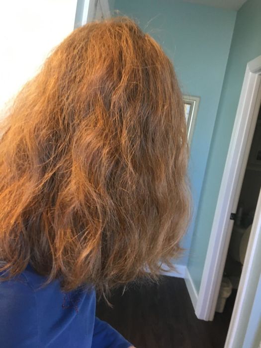 Before shot of the reviewer with slightly wavy, frizzy, dry hair
