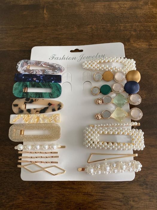 The assortment of hair clips in the pack