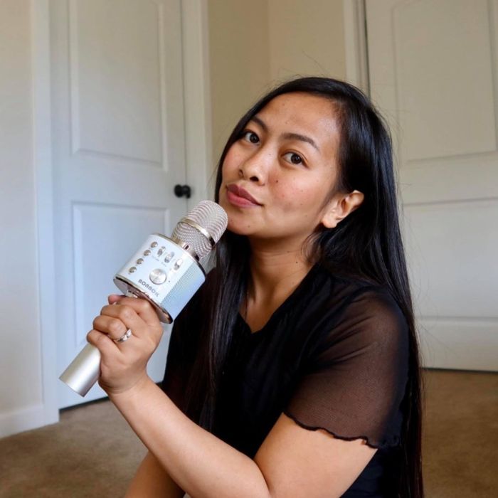 A reviewer using the silver-colored mic.