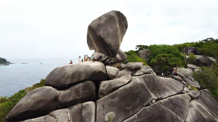 เยือนเกาะสิมิลัน สัมผัสความงามของหินเรือใบ สวรรค์แห่งทะเลใต้ที่คุณต้องไม่พลาด (คลิป)
