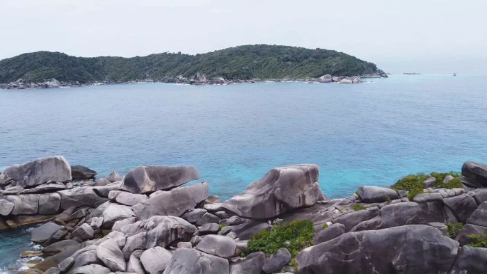 เที่ยวเกาะสิมิลัน สัมผัสความมหัศจรรย์ของหินเรือใบ สวรรค์ของทะเลใต้ที่คุณไม่ควรพลาด (คลิป)