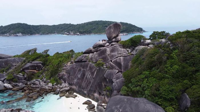 เที่ยวเกาะสิมิลัน สัมผัสความมหัศจรรย์ของหินเรือใบ สวรรค์ของทะเลใต้ที่คุณไม่ควรพลาด (คลิป)