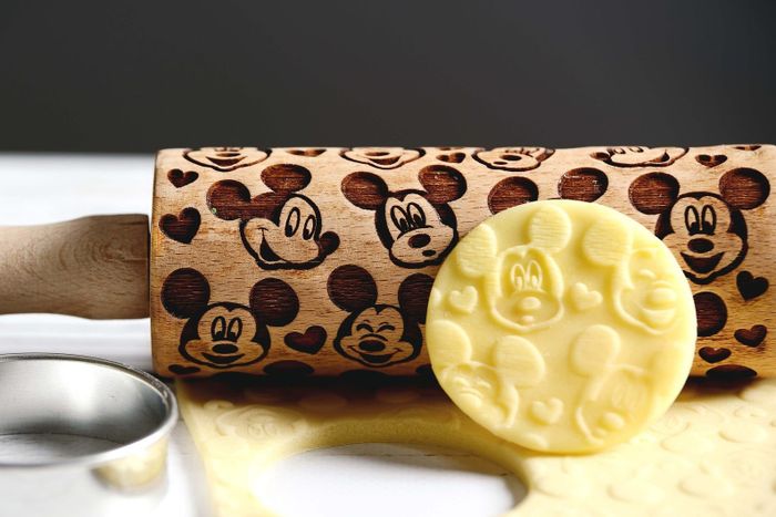A mini rolling pin featuring Mickey and heart-shaped embossing for a touch of Disney magic in your baking.