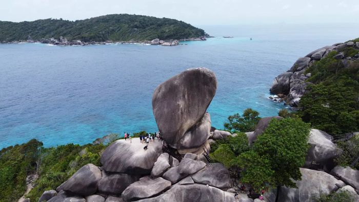 เที่ยวเกาะสิมิลัน สัมผัสความมหัศจรรย์ของหินเรือใบ สวรรค์ของทะเลใต้ที่คุณไม่ควรพลาด (คลิป)
