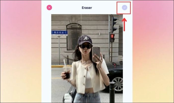 Nhấn vào dấu tích để lưu lại bức ảnh sau khi hoàn thành việc xóa người trên iPhone.