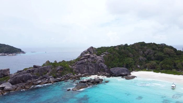 เยือนเกาะสิมิลัน สัมผัสความงามของหินเรือใบ สวรรค์แห่งทะเลใต้ที่คุณต้องไม่พลาด (คลิป)