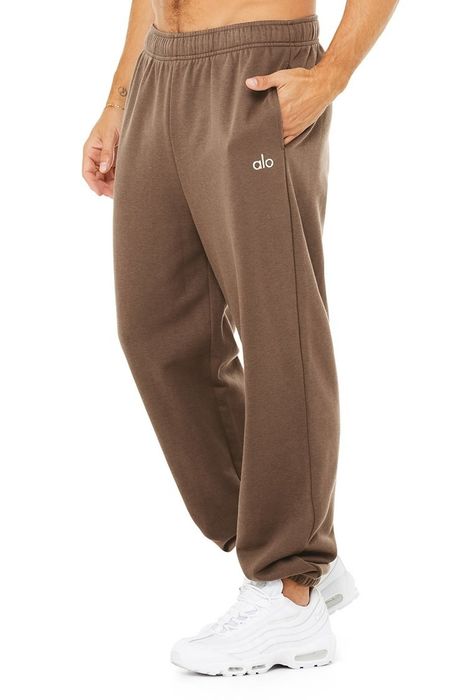 Model wearing the sweatpants in the color 