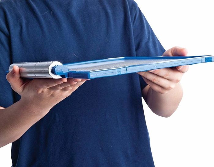 A model holding the slim light-up tracing pad