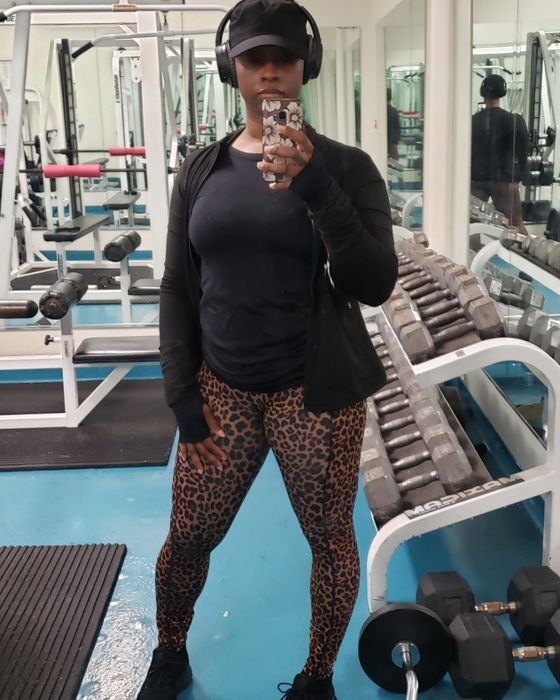 A reviewer is wearing leggings with a bold leopard print.