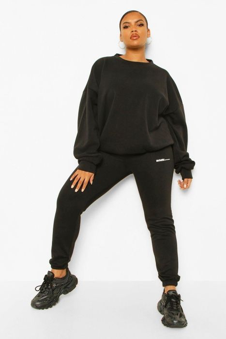 The model is dressed in a black Boohoo fleece loopback sweatshirt.