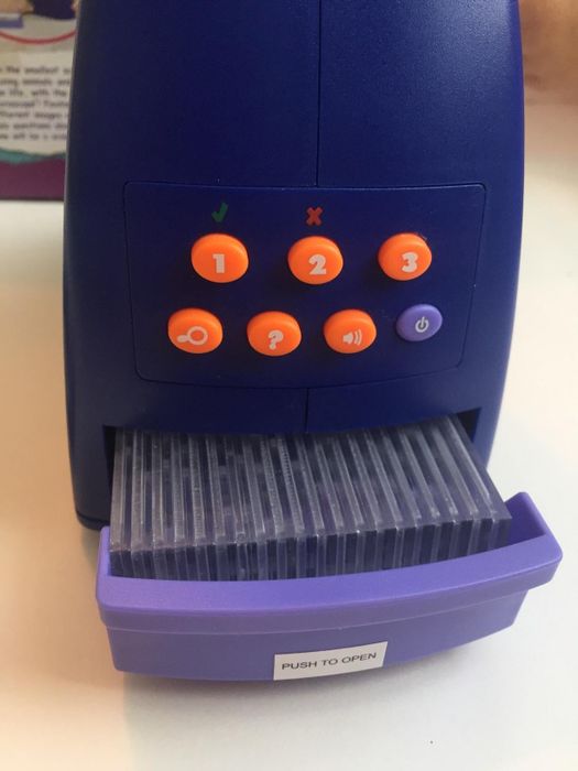 A reviewer's image of the microscope’s slide compartment