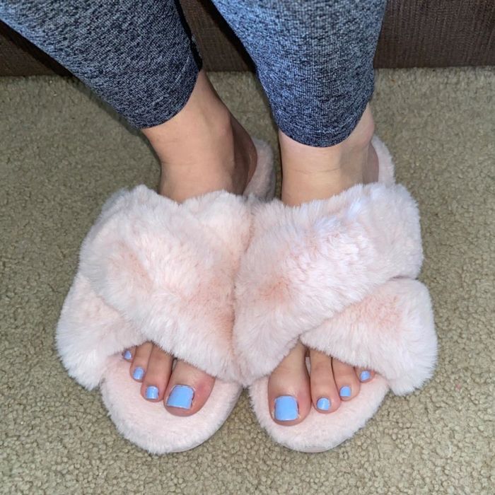 A reviewer is wearing slippers in the color pink.
