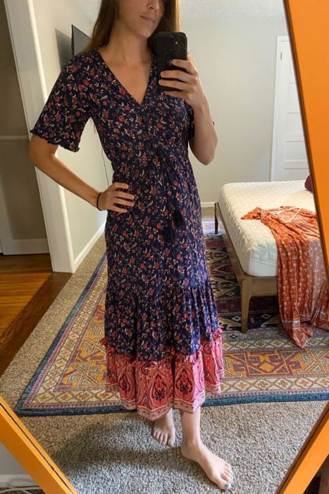 The reviewer is wearing a dark blue patterned R.Vivimos dress.