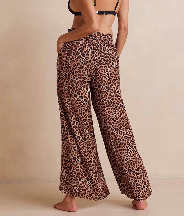 back view of another model rocking the leopard print tie-waist pants