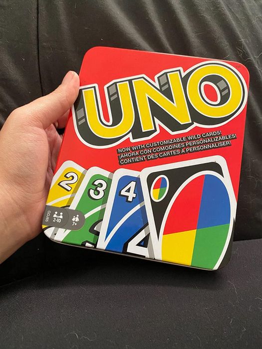A reviewer's tin for their Uno game