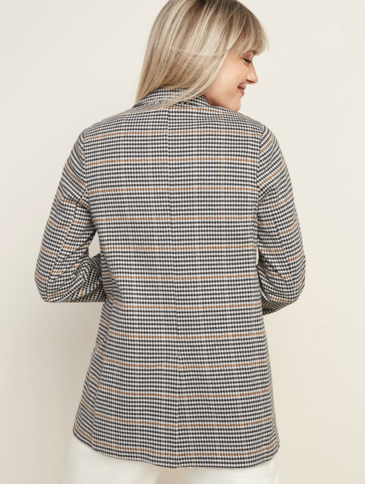 The model is wearing a houndstooth plaid oversized blazer.
