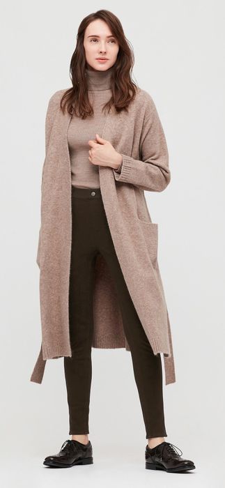 Model wearing Uniqlo Heattech ultra-stretch leggings in a dark brown shade.