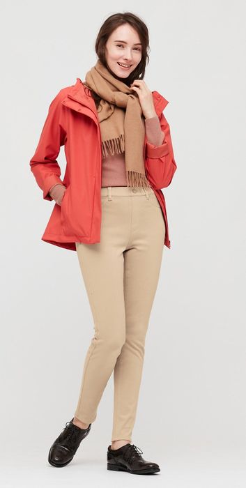 A model is wearing Uniqlo Heattech ultra-stretch leggings in the shade natural.
