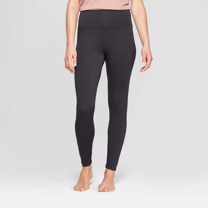 A model showcasing black leggings.