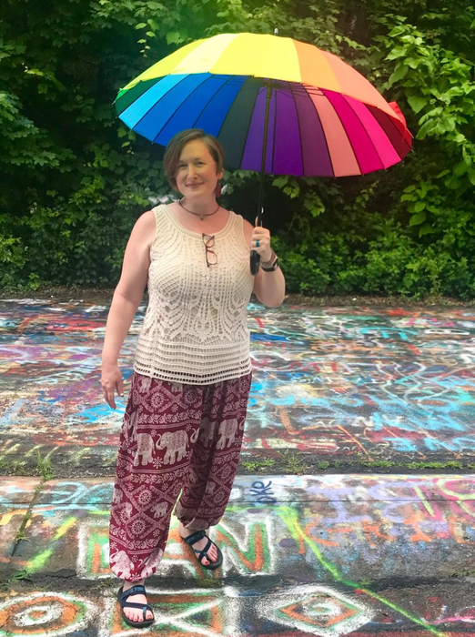 another reviewer sporting the maroon printed pants