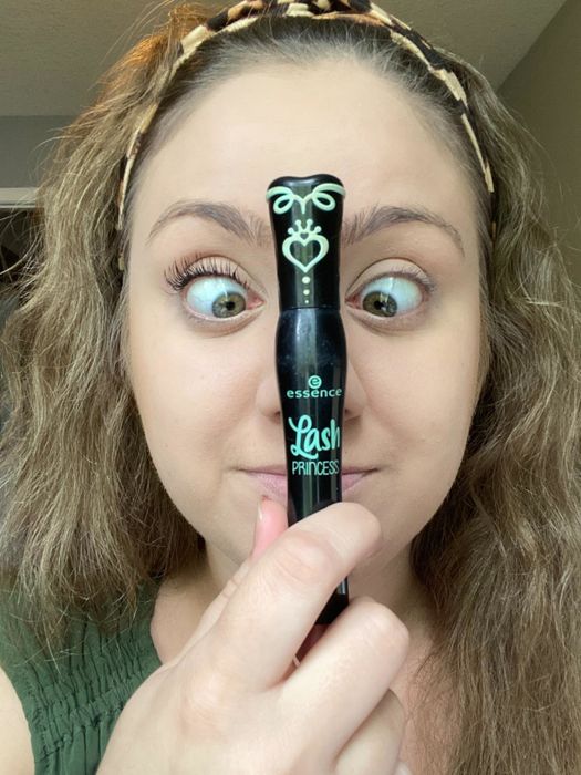 A reviewer demonstrates the dramatic difference between their mascara-coated eye, which looks voluminous and elongated, and their natural, unmascaraed eye.