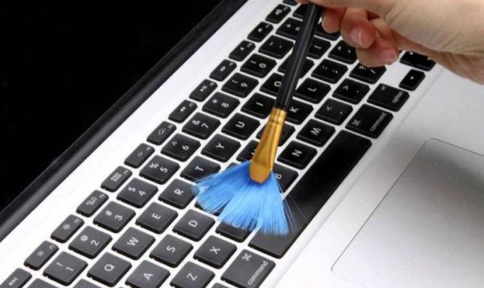 Dùng bàn chải mềm để làm sạch bàn phím laptop