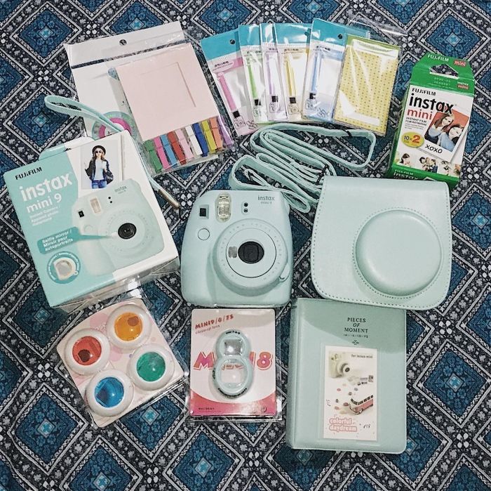 A photo of the bundle with the light blue camera included