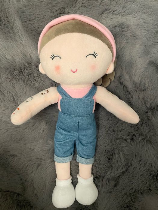 A plush Ms. Rachel doll.