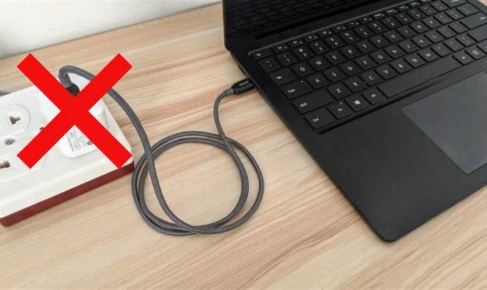 Không được cắm sạc khi đang thực hiện vệ sinh bàn phím laptop