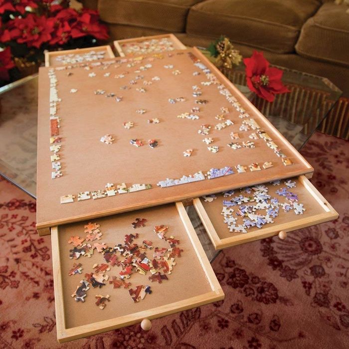 A table with drawers that pull out to neatly organize puzzle pieces, making it easier to separate and find the pieces they need. A great solution for puzzle lovers who want to keep everything organized while working on their masterpiece.