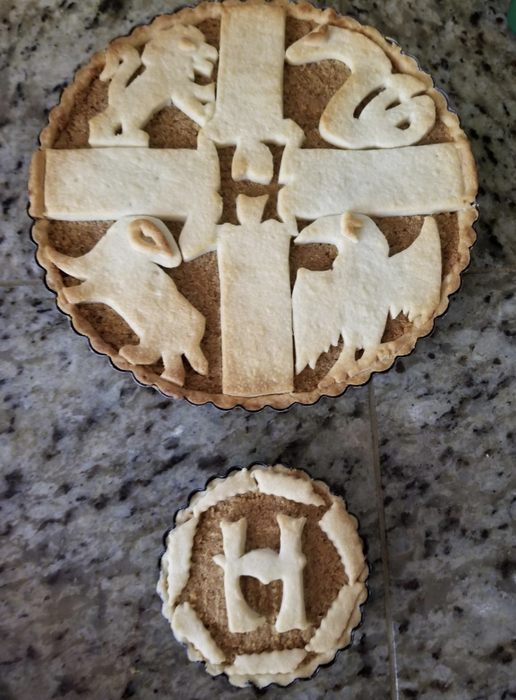 A reviewer’s pie decorated with all the Hogwarts house symbols.