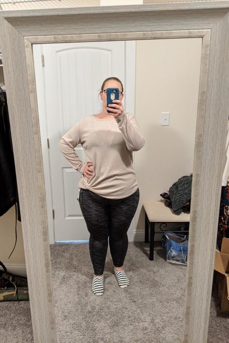 Reviewer showing off the leggings in black
