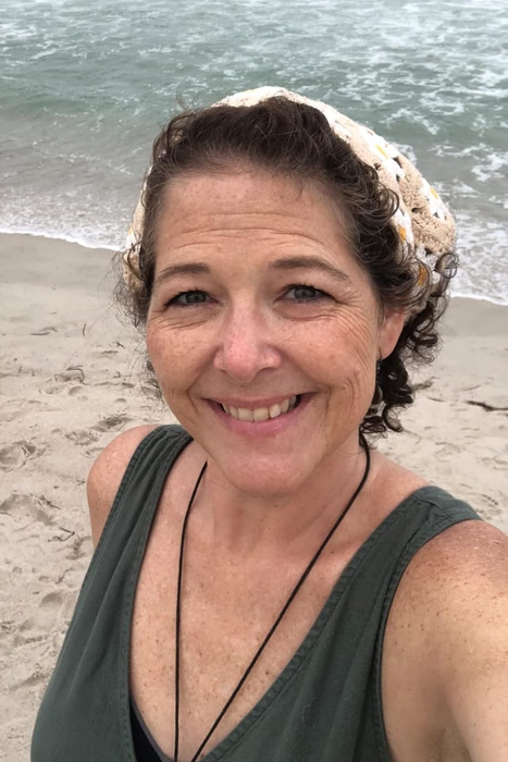 Another reviewer rocking a white crochet bandana featuring sunflowers.