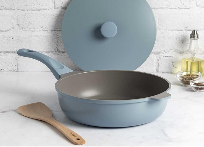 The pan, complete with a lid, in a soothing blue mist color
