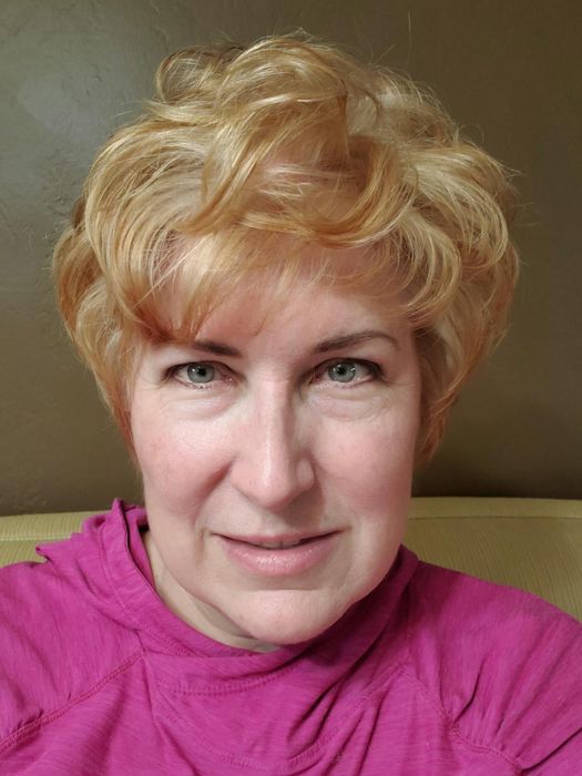 A reviewer showcasing their short, voluminous hair