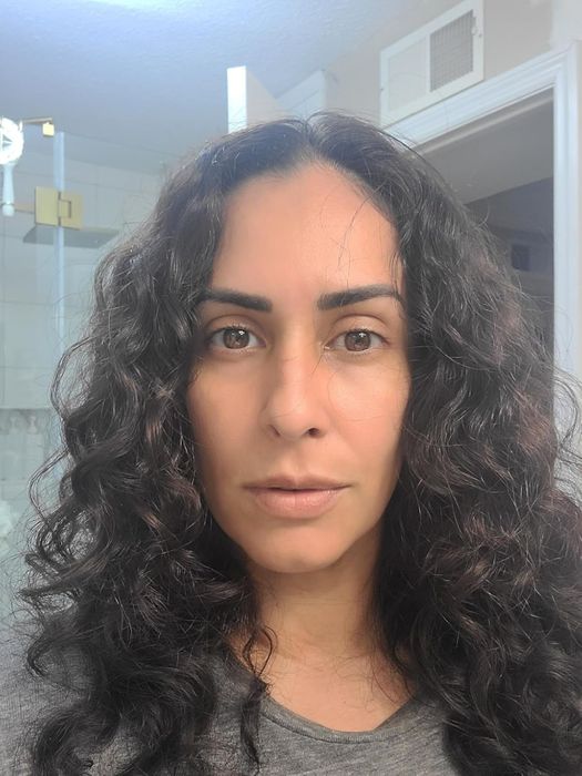 A reviewer’s hair before using the thermal brush