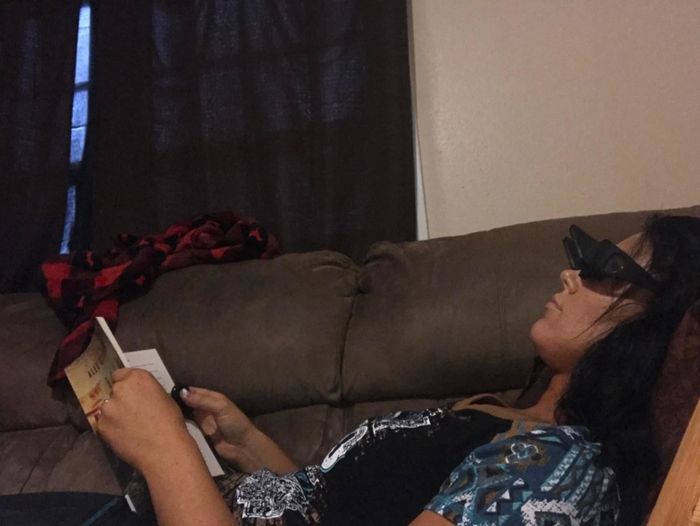 Reviewer using the glasses, demonstrating how they prevent neck strain