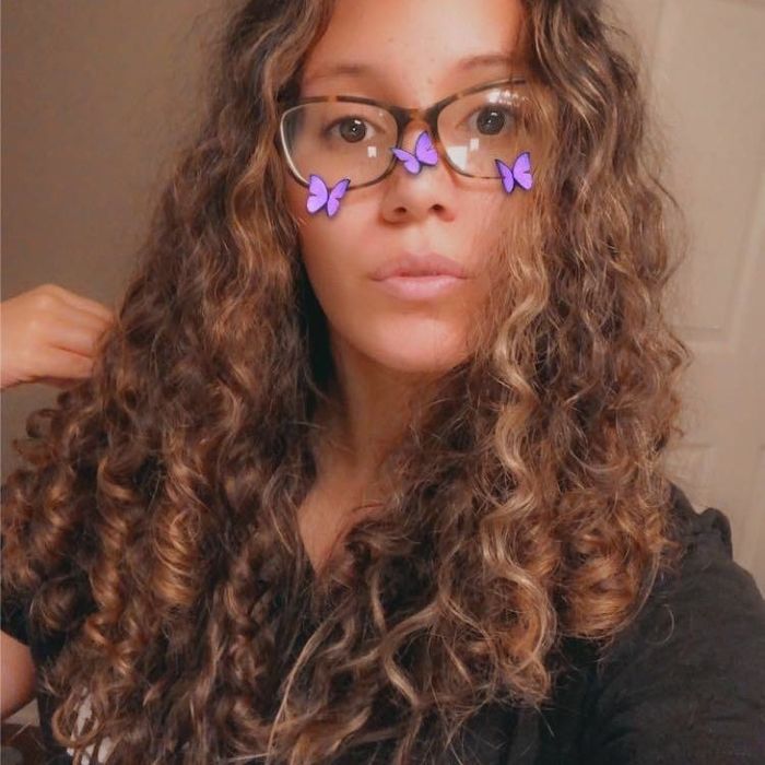 Another reviewer showcases their natural curly hair before using the hot air brush.