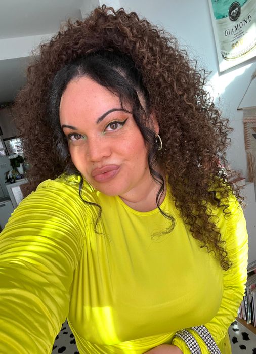 Mytour editor showcasing the long, curly drawstring ponytail