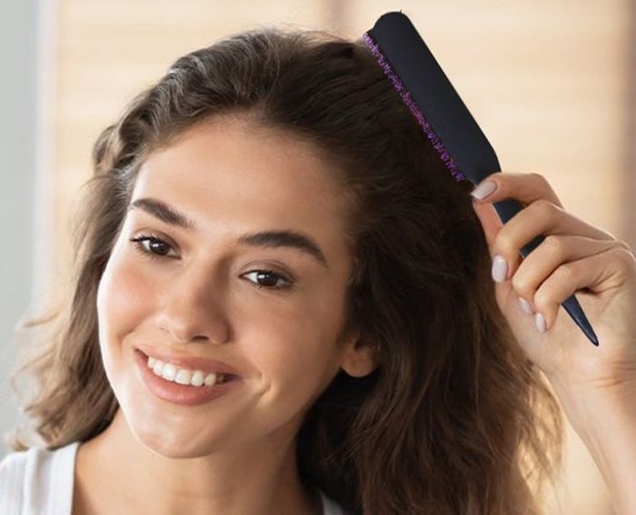 Model demonstrating the brush with a precision end for perfect sectioning